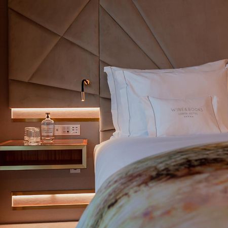 Wine & Books Lisboa Hotel Экстерьер фото A bedroom at The Hari