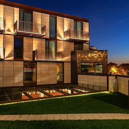 Wine & Books Lisboa Hotel Экстерьер фото The hotel at night