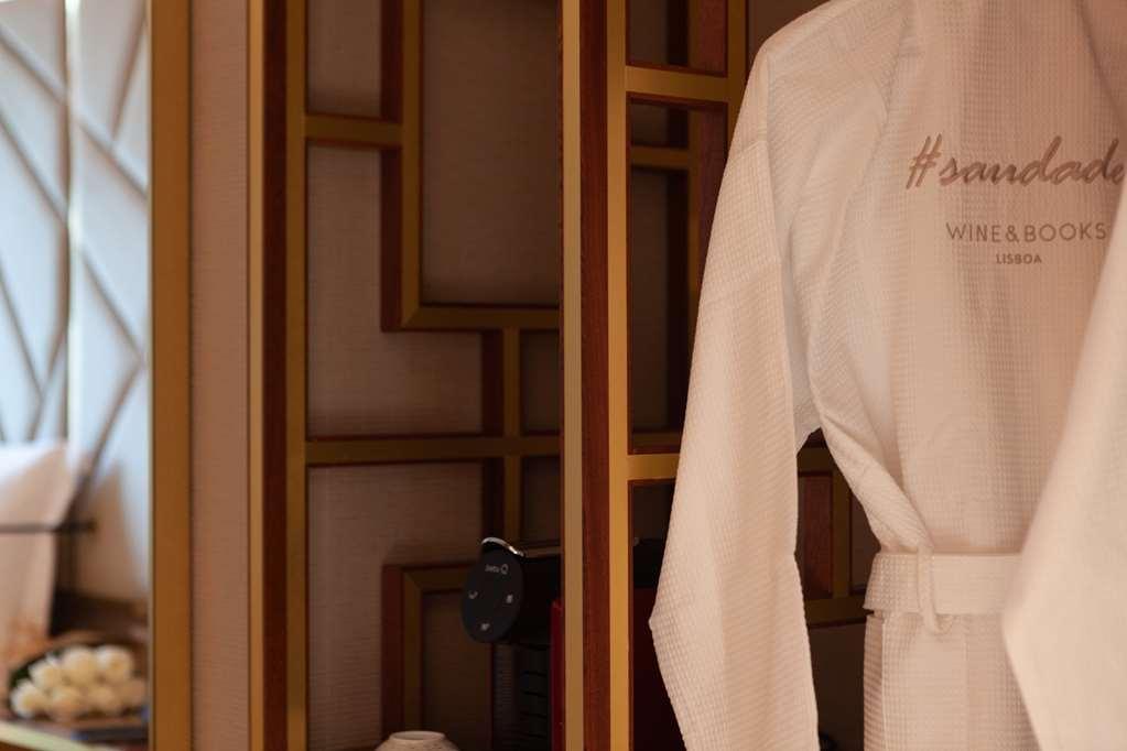 Wine & Books Lisboa Hotel Номер фото A bathrobe