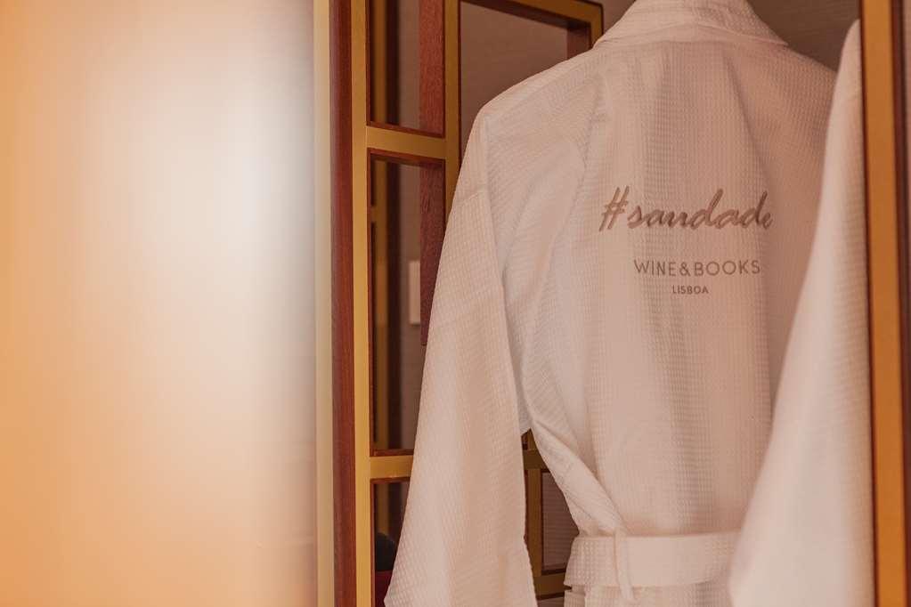 Wine & Books Lisboa Hotel Номер фото A bathrobe