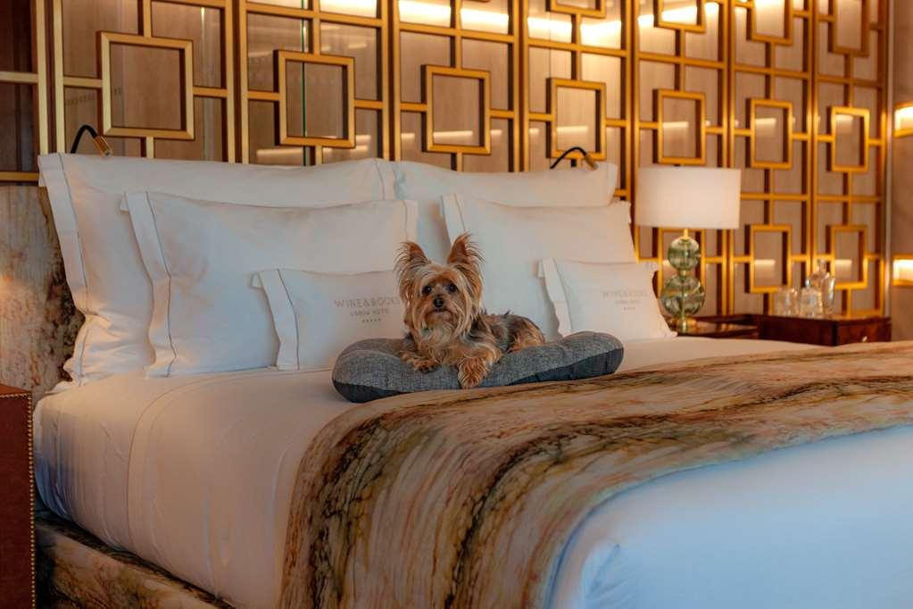 Wine & Books Lisboa Hotel Удобства фото A dog on a bed