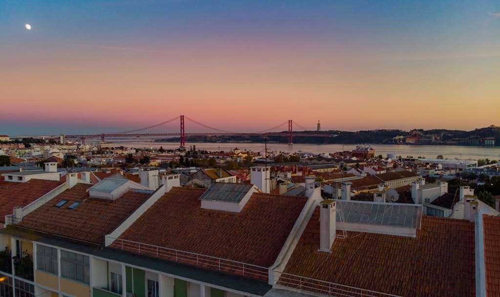 Wine & Books Lisboa Hotel Удобства фото View of the roofs of the houses of the parish of Santo Estêvão.