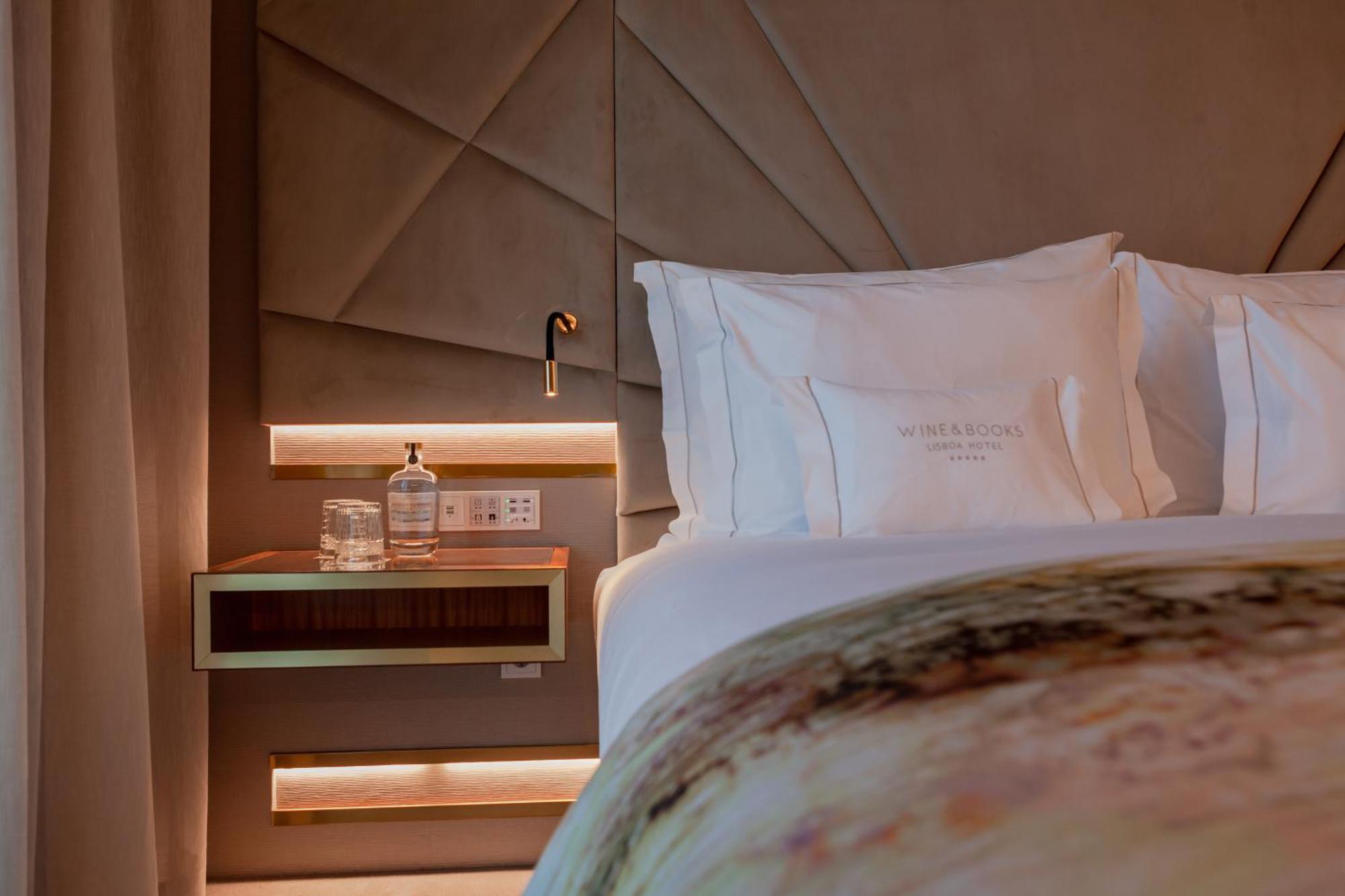 Wine & Books Lisboa Hotel Экстерьер фото A bedroom at The Hari