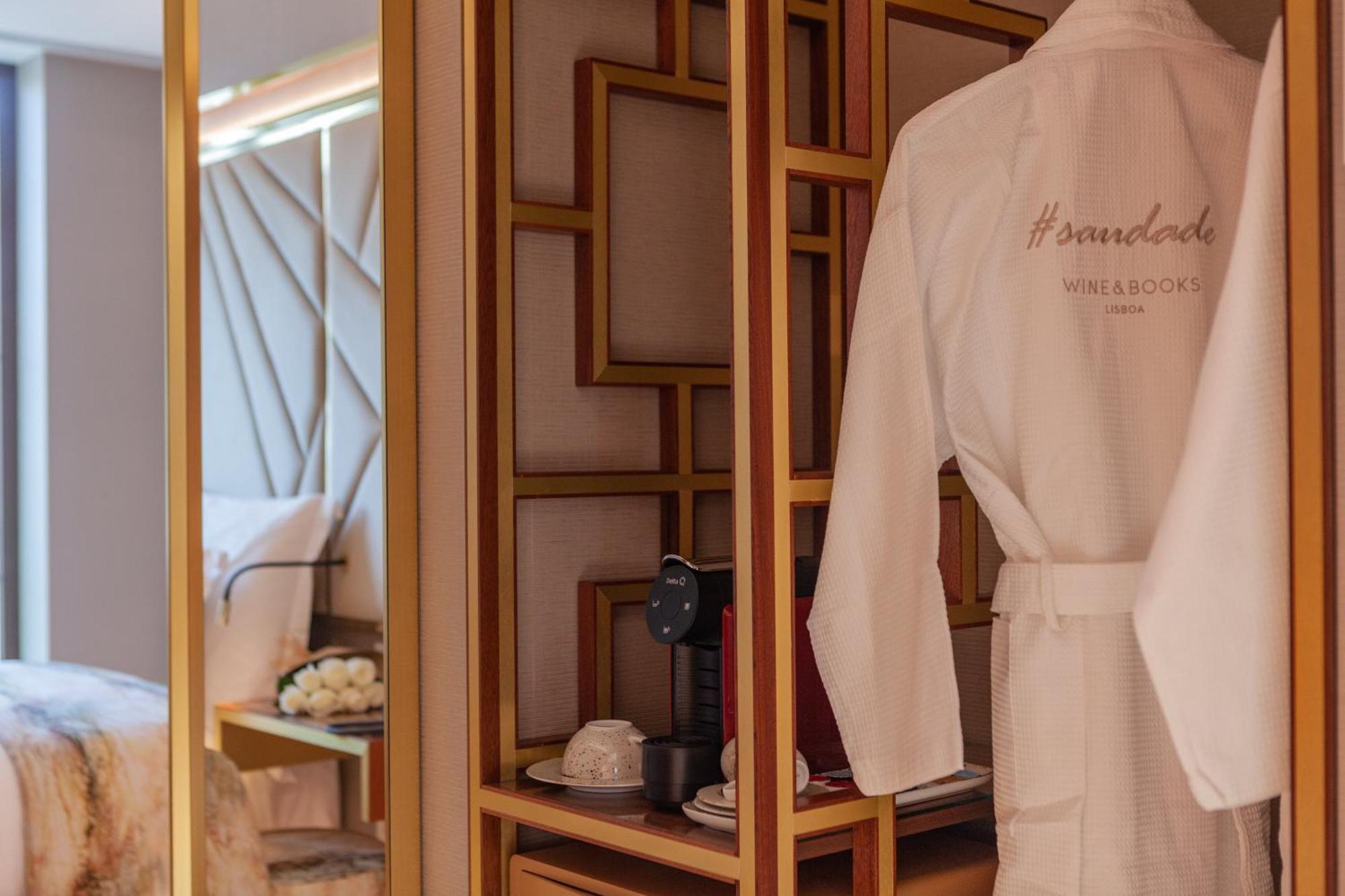 Wine & Books Lisboa Hotel Экстерьер фото A bathrobe
