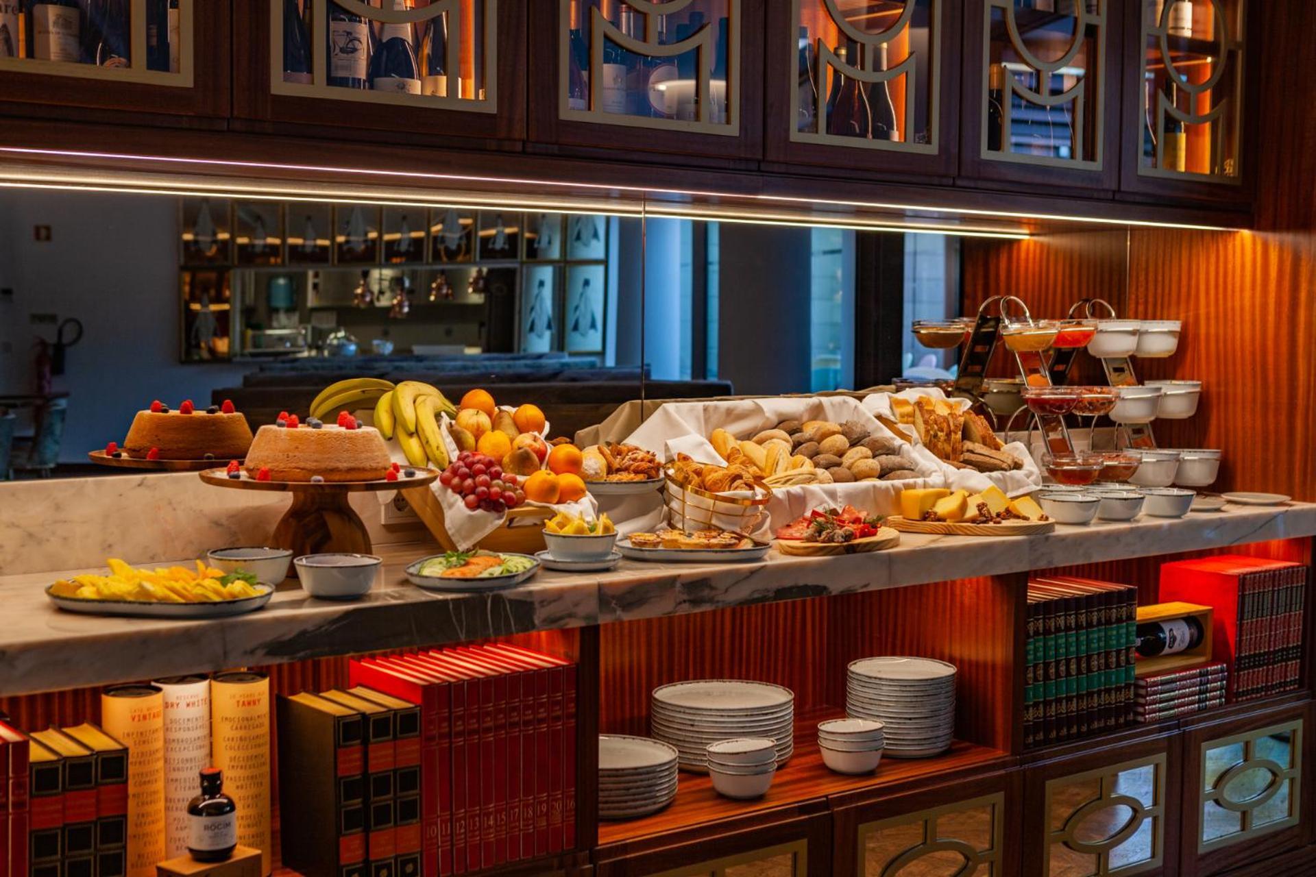 Wine & Books Lisboa Hotel Экстерьер фото A buffet at a restaurant