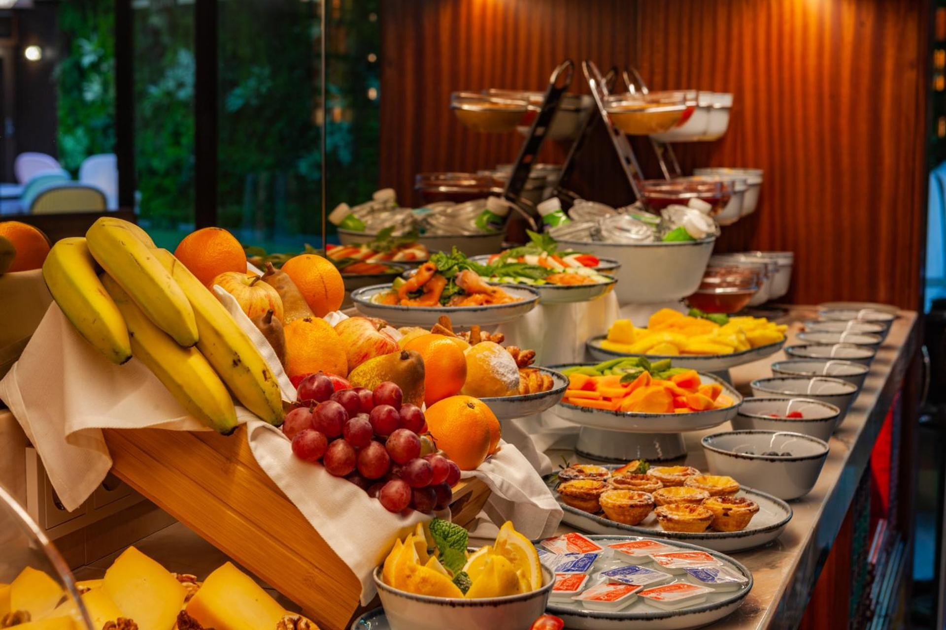 Wine & Books Lisboa Hotel Экстерьер фото A buffet at a hotel