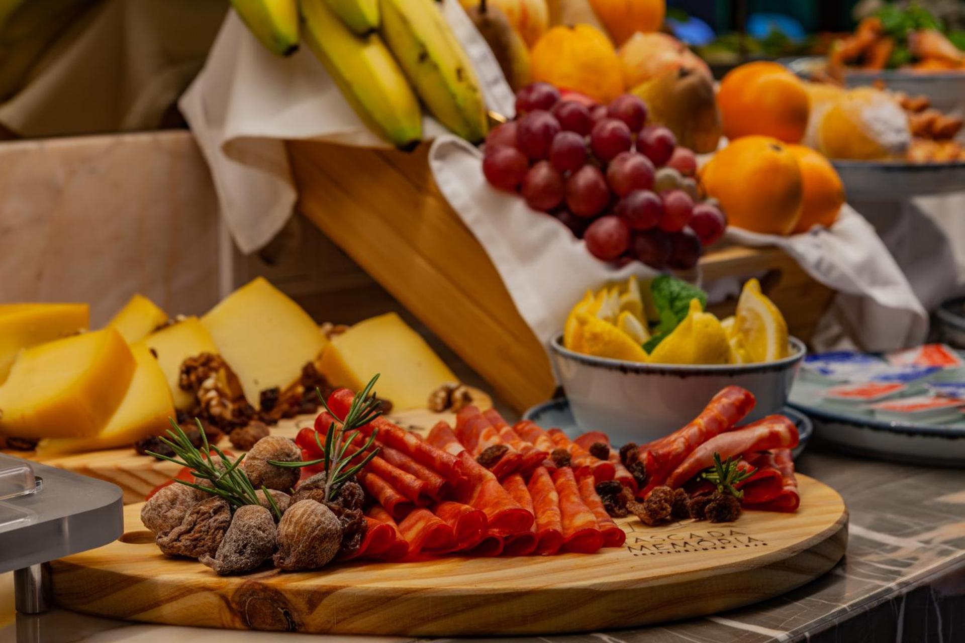 Wine & Books Lisboa Hotel Экстерьер фото A selection of fruit and cheese