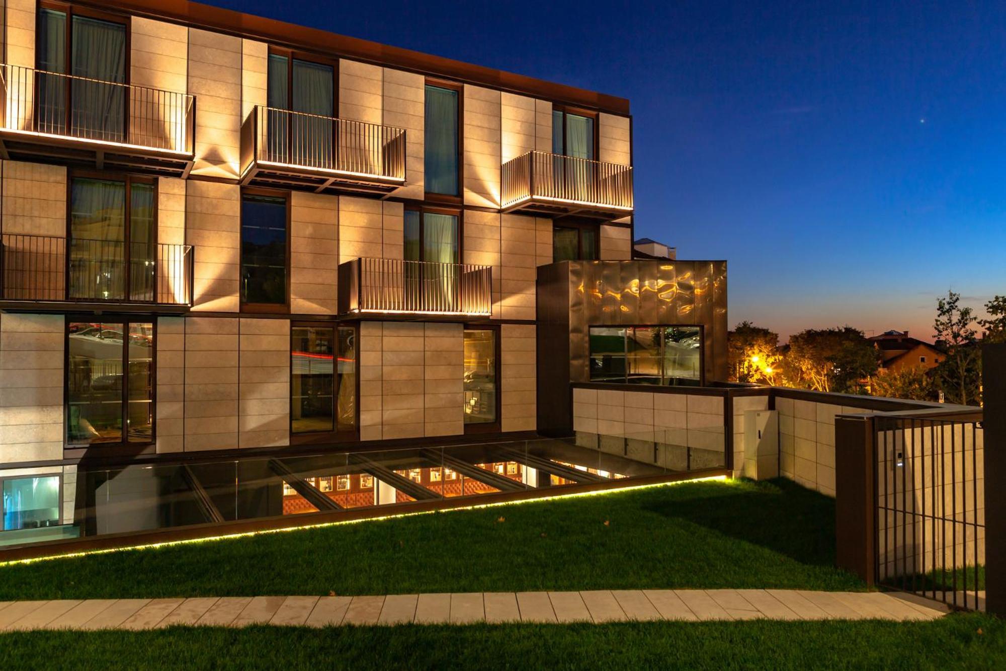 Wine & Books Lisboa Hotel Экстерьер фото The hotel at night